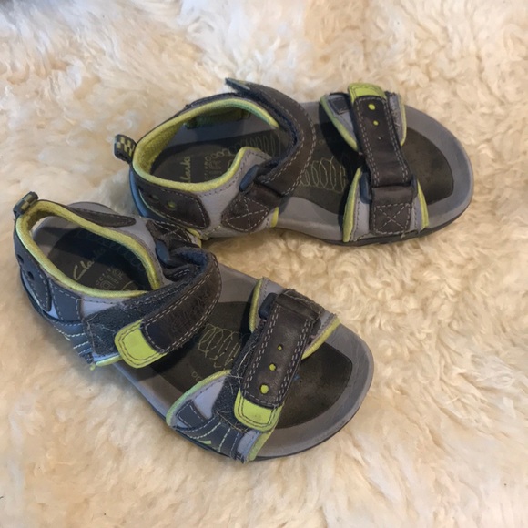 clarks flip flops kids